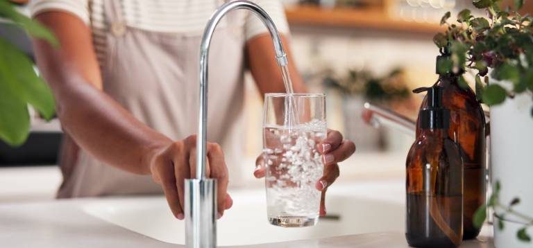 bere acqua dal rubinetto